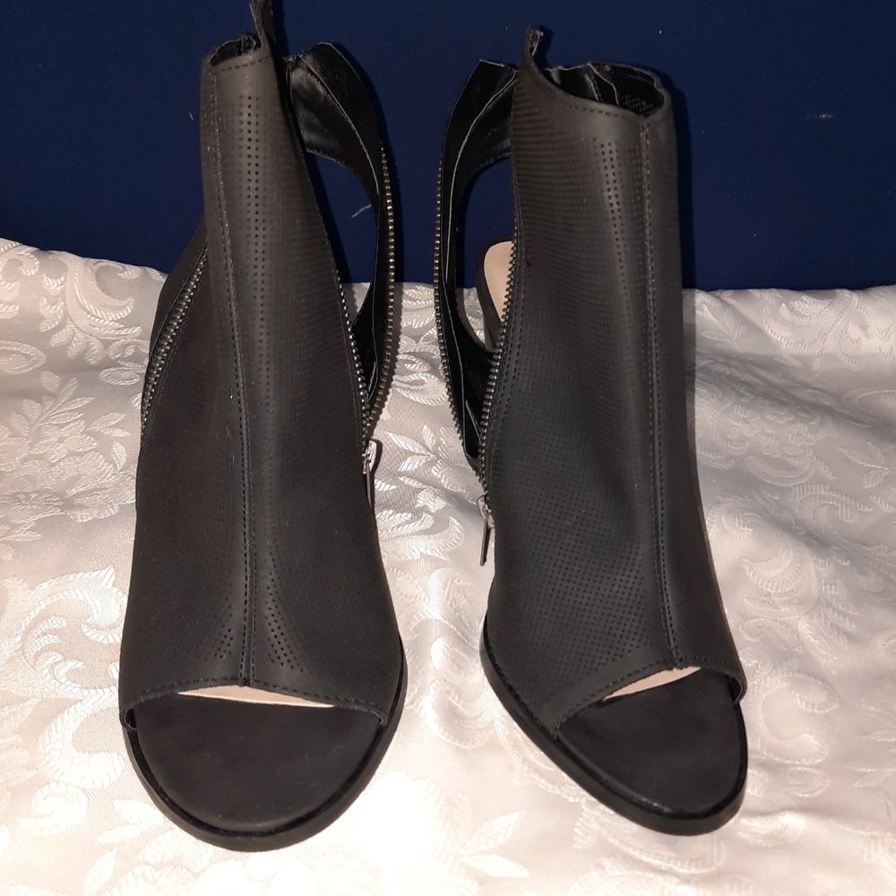 Shoe - Picture 2 of 3